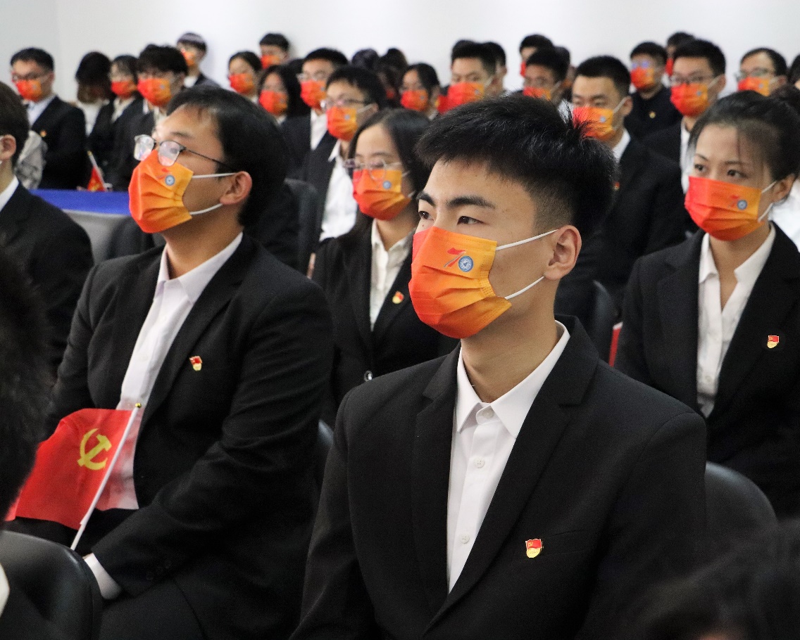 一群穿着西装的男人在人群中描述已自动生成