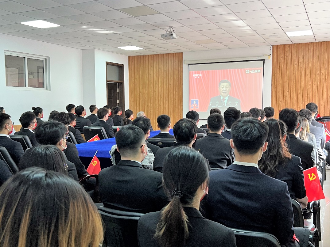 会议室里的人们描述已自动生成